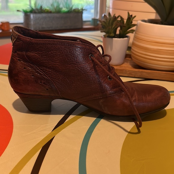 Cobb Hill Aria lace up ankle boot, distressed leather, Merlot red, size 8.5 - Picture 9 of 10